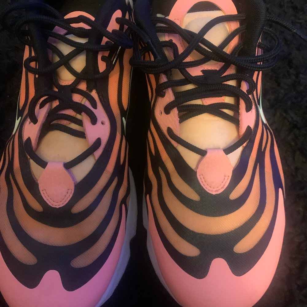Condition good,only worn a couple times,fits good amazing to wear
